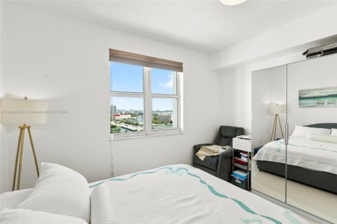 Condo in North Bay Village, Florida, 2 bedrooms  № 1420377 - photo 15