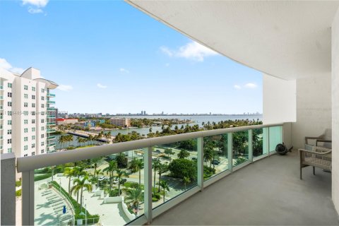 Condo in North Bay Village, Florida, 2 bedrooms  № 1420377 - photo 1
