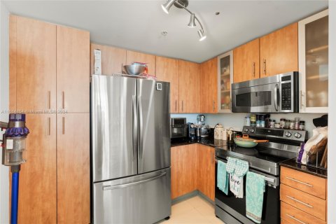 Condo in North Bay Village, Florida, 2 bedrooms  № 1420377 - photo 10