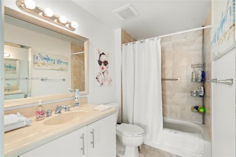 Condo in North Bay Village, Florida, 2 bedrooms  № 1420377 - photo 12