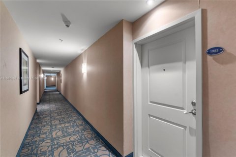 Condo in North Bay Village, Florida, 2 bedrooms  № 1420377 - photo 28