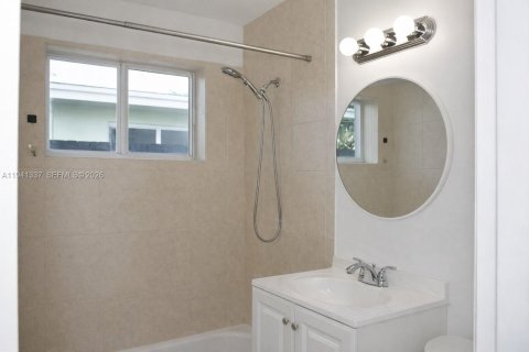 Condo in Hallandale Beach, Florida, 2 bedrooms  № 1998570 - photo 9