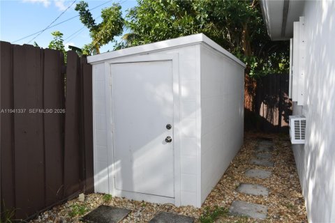 Condo in Hallandale Beach, Florida, 2 bedrooms  № 1998570 - photo 13