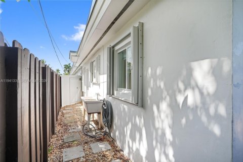 Condo in Hallandale Beach, Florida, 2 bedrooms  № 1998570 - photo 11