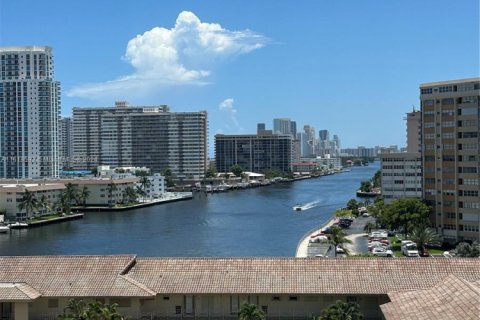 Condo in Hallandale Beach, Florida, 2 bedrooms  № 2076718 - photo 23