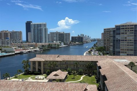 Condo in Hallandale Beach, Florida, 2 bedrooms  № 2076718 - photo 21