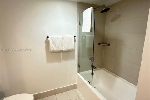 Condo in Hallandale Beach, Florida, 2 bedrooms  № 2076718 - photo 27