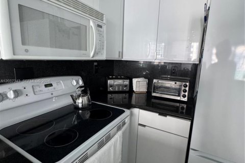 Condo in Hollywood, Florida  № 2346606 - photo 13