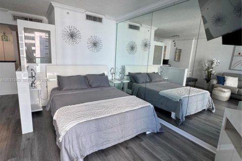 Condo in Hollywood, Florida  № 2346606 - photo 9