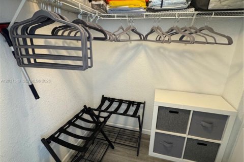 Condo in Hollywood, Florida  № 2346606 - photo 17
