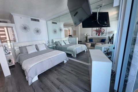 Condo in Hollywood, Florida  № 2346606 - photo 4