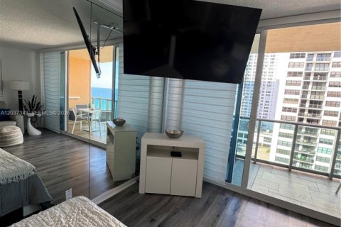 Condo in Hollywood, Florida  № 2346606 - photo 3