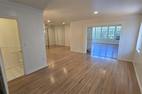 House in Miami, Florida 2 bedrooms, 120.59 sq.m. № 1896378 - photo 12