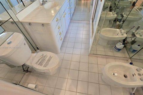 House in Miami, Florida 2 bedrooms, 120.59 sq.m. № 1896378 - photo 18