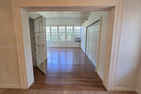 House in Miami, Florida 2 bedrooms, 120.59 sq.m. № 1896378 - photo 20