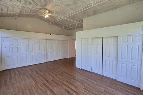 House in Miami, Florida 2 bedrooms, 120.59 sq.m. № 1896378 - photo 21