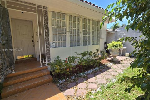 House in Miami, Florida 2 bedrooms, 120.59 sq.m. № 1896378 - photo 2