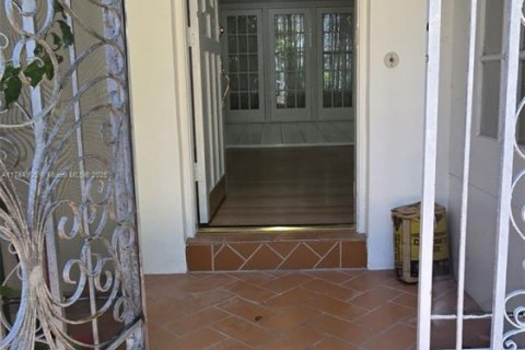 House in Miami, Florida 2 bedrooms, 120.59 sq.m. № 1896378 - photo 3
