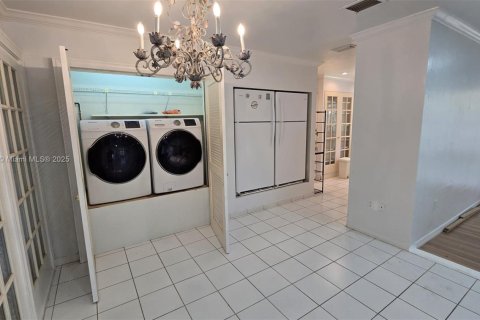 House in Miami, Florida 2 bedrooms, 120.59 sq.m. № 1896378 - photo 8
