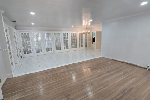 House in Miami, Florida 2 bedrooms, 120.59 sq.m. № 1896378 - photo 5