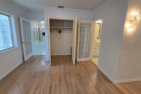 House in Miami, Florida 2 bedrooms, 120.59 sq.m. № 1896378 - photo 13