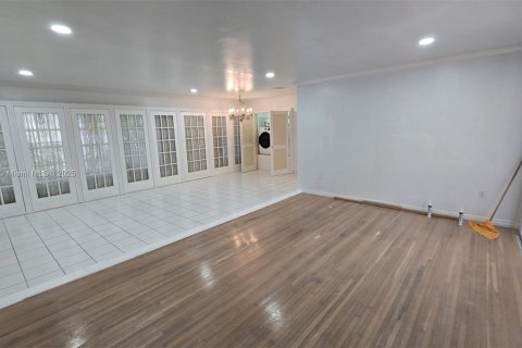 House in Miami, Florida 2 bedrooms, 120.59 sq.m. № 1896378 - photo 4