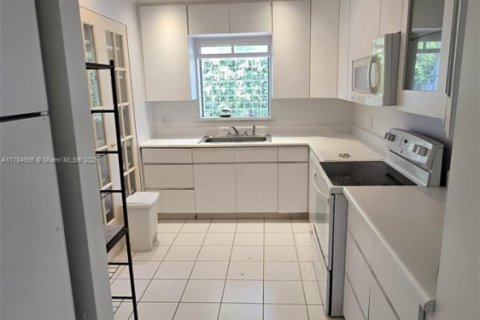 House in Miami, Florida 2 bedrooms, 120.59 sq.m. № 1896378 - photo 9