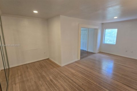 House in Miami, Florida 2 bedrooms, 120.59 sq.m. № 1896378 - photo 14