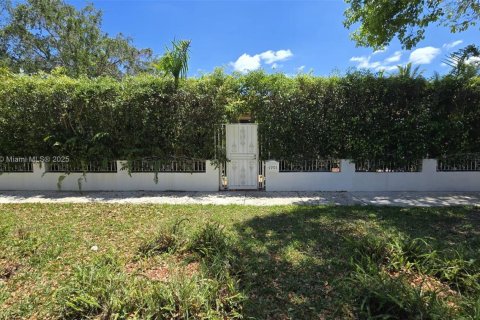 House in Miami, Florida 2 bedrooms, 120.59 sq.m. № 1896378 - photo 23