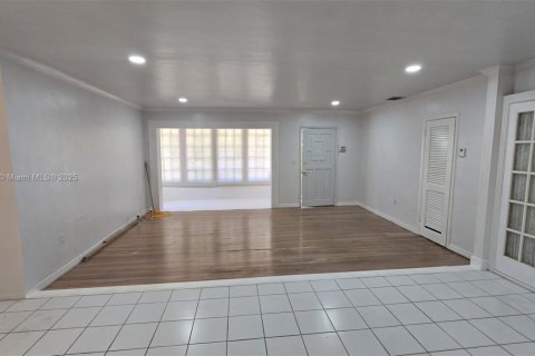 House in Miami, Florida 2 bedrooms, 120.59 sq.m. № 1896378 - photo 6