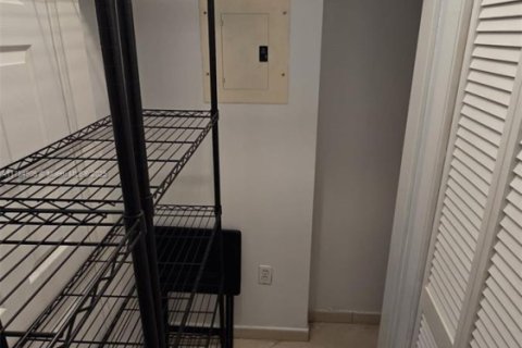 House in Miami, Florida 2 bedrooms, 120.59 sq.m. № 1896378 - photo 11
