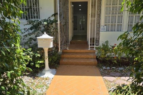 House in Miami, Florida 2 bedrooms, 120.59 sq.m. № 1896378 - photo 1