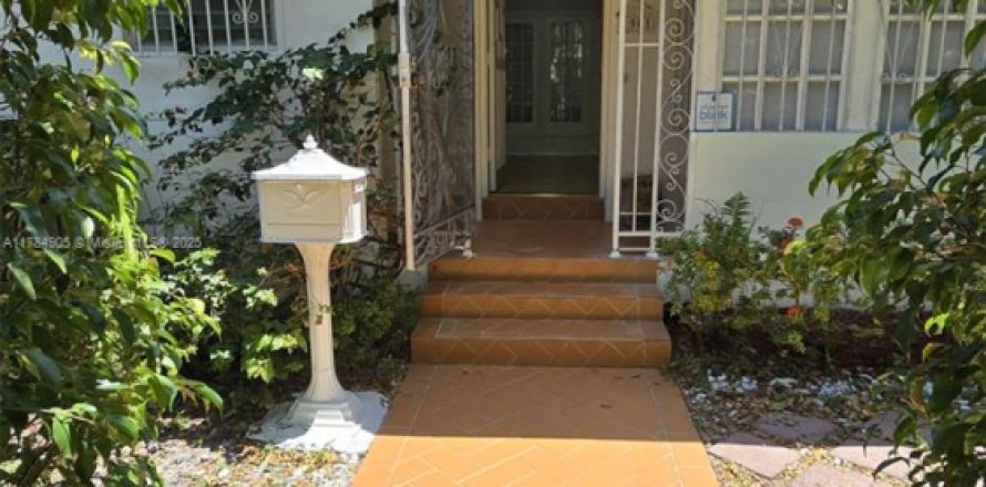 House in Miami, Florida 2 bedrooms, 120.59 sq.m. № 1896378