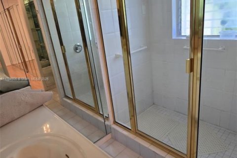 House in Miami, Florida 2 bedrooms, 120.59 sq.m. № 1896378 - photo 16