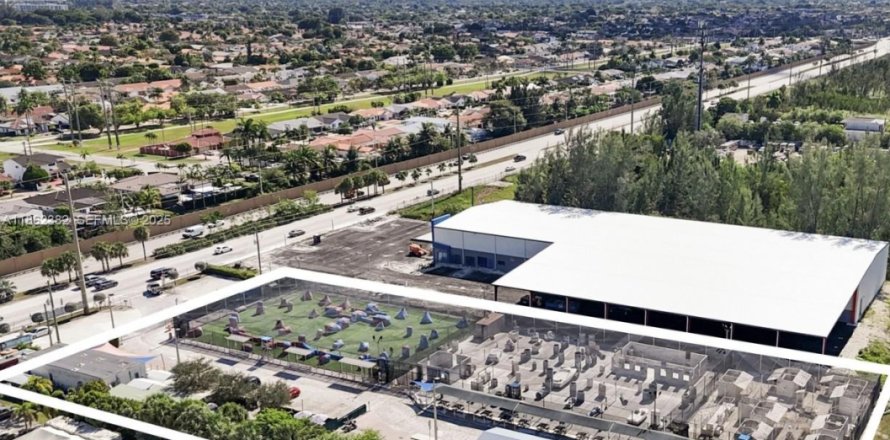 Commercial property in Miami, Florida № 2194607