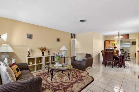 Casa en venta en Lauderdale Lakes, Florida, 2 dormitorios, 127.46 m2 № 2154594 - foto 6