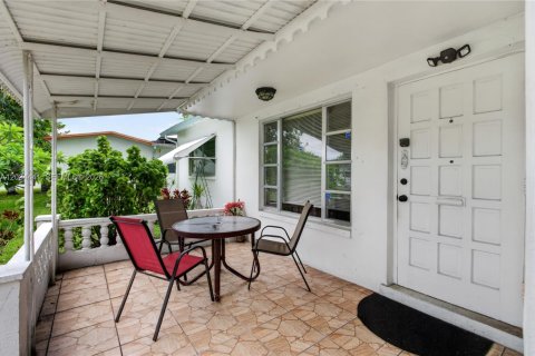 Casa en venta en Lauderdale Lakes, Florida, 2 dormitorios, 127.46 m2 № 2154594 - foto 2