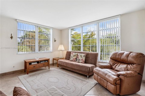 Condo in Pompano Beach, Florida, 3 bedrooms  № 1739912 - photo 12