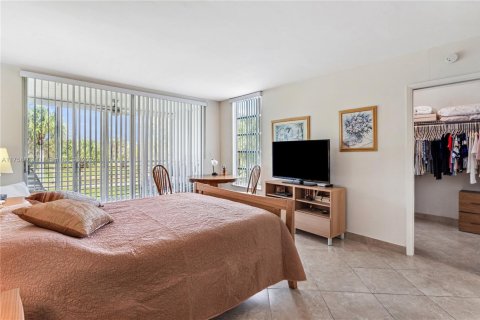 Condo in Pompano Beach, Florida, 3 bedrooms  № 1739912 - photo 16