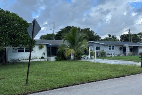 Casa en venta en Dania Beach, Florida, 3 dormitorios, 119.84 m2 № 1939125 - foto 1