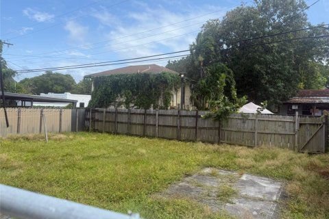 House in Miami, Florida 3 bedrooms, 114.27 sq.m. № 2076355 - photo 3