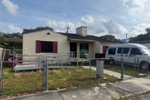 House in Miami, Florida 3 bedrooms, 114.27 sq.m. № 2076355