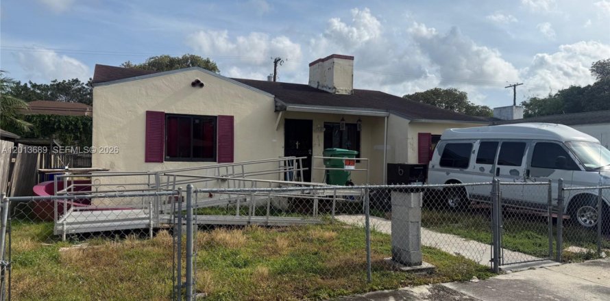 House in Miami, Florida 3 bedrooms, 114.27 sq.m. № 2076355
