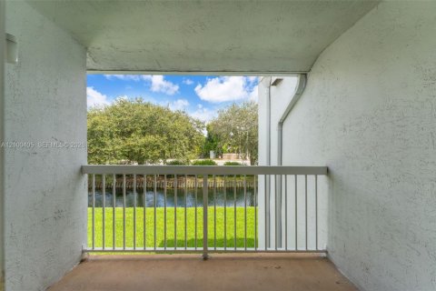 Condo in Doral, Florida, 2 bedrooms  № 2402687 - photo 25