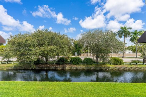 Condo in Doral, Florida, 2 bedrooms  № 2402687 - photo 26