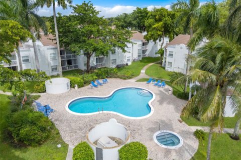 Condo in Doral, Florida, 2 bedrooms  № 2402687 - photo 30