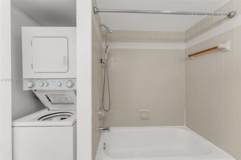 Condo in Doral, Florida, 2 bedrooms  № 2402687 - photo 24