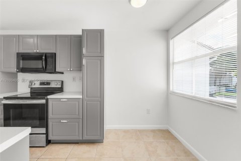 Condo in Doral, Florida, 2 bedrooms  № 2402687 - photo 11