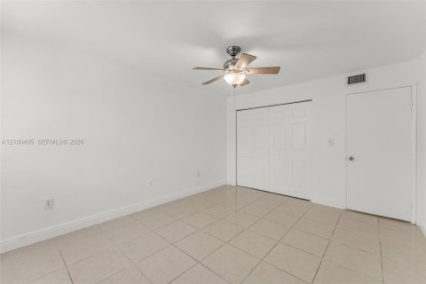 Condo in Doral, Florida, 2 bedrooms  № 2402687 - photo 22
