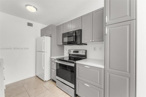 Condo in Doral, Florida, 2 bedrooms  № 2402687 - photo 12
